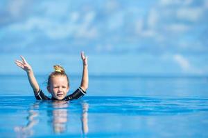 Mädchen, das Spaß im Wasser hat foto