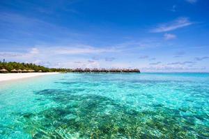 schöner weißer Sandstrand und Indischer Ozean foto