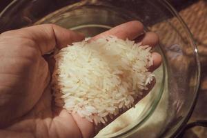 Hand hält Reiskörner