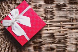 rote Geschenkbox mit weißem Band foto