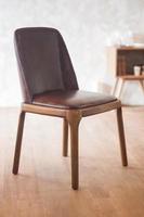 klassischer brauner Stuhl in einem Café foto