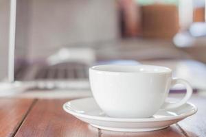 weiße Kaffeetasse in einem Café foto