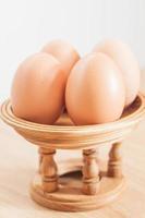 braune Eier auf einem Ständer foto