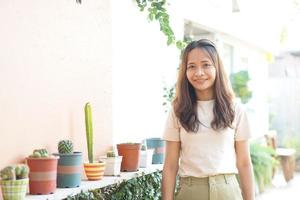 asiatische Frau, die glücklich in einem Café lächelt foto