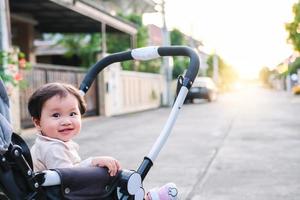 asiatisches neugeborenes baby kind blickkontakt mit mutter niedlichkeit von kindern mit glücklicher familie auf weicher matratze metapher lebendes leben gesunder lebensstil süß von kind baby produkte gesundheitsprodukte für mutter und baby foto