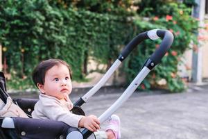 asiatisches neugeborenes baby kind blickkontakt mit mutter niedlichkeit von kindern mit glücklicher familie auf weicher matratze metapher lebendes leben gesunder lebensstil süß von kind baby produkte gesundheitsprodukte für mutter und baby foto