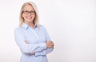 Geschäftsfrau mittleren Alters mit Brille im blauen Hemd isoliert auf weißem Hintergrund foto