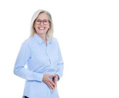 Geschäftsfrau mit Brille und blauem Hemd, isoliert auf weiss. glückliche hübsche frauen foto