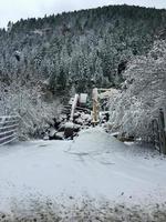 schwere Betriebsgeräte mit Schnee bedeckt foto