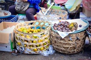 badung, bali - 13. januar 2023 foto verschiedener arten von frischem grünem gemüse und frischem obst auf dem traditionellen markt von kumbasari badung