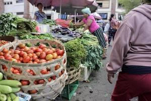 badung, bali - 13. januar 2023 foto verschiedener arten von frischem grünem gemüse und frischem obst auf dem traditionellen markt von kumbasari badung