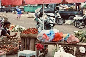 Badung Bali 13. Januar 2023 Foto eines Verkäufers, der darauf wartet, dass jemand seine Waren bei Pasar Kumbasari Badung kauft