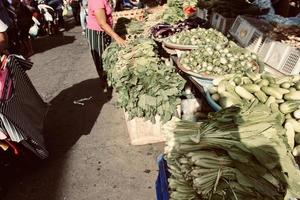 Foto von mehreren Personen, die im Marktgebiet von Kumbasari kaufen und verkaufen.