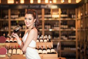 schöne asiatische Frau mit einem Glas Wein foto