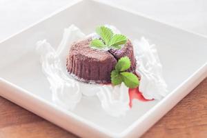 Schokoladen-Lava-Kuchen mit Schlagsahne foto