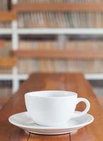 Kaffeetasse auf einem Holztisch foto