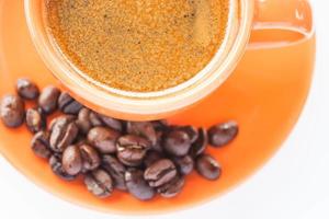 Espressoschuss und Kaffeebohne lokalisiert auf weißem Hintergrund foto