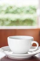 Nahaufnahme einer Tasse Kaffee in einem Café foto