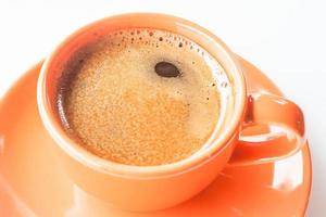 Espresso in einer orangefarbenen Tasse foto