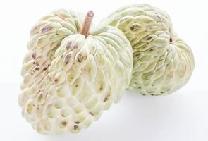 Pudding Apfelfrüchte auf weißem Hintergrund foto