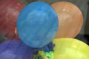 Ballons mit Regenbogenfahne schließen Detail foto