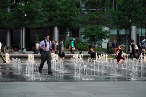 philadelphia, usa - 23. mai 2018 - menschen im philadelphia rathausbrunnen foto