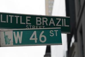 new york wenig brasilien straßenschild foto