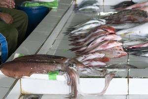 männliche malediven leute, die auf dem fischmarkt kaufen foto