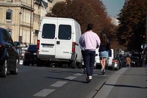 paris, frankreich - 5. oktober 2018 - pariser straße mit verstopften verkehrsleuten benutzen roller foto
