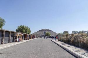 mexiko-stadt, mexiko - 30. januar 2019 - tourist bei teotihuacan pyramide mexiko foto