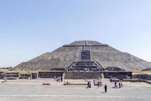mexiko-stadt, mexiko - 30. januar 2019 - tourist bei teotihuacan pyramide mexiko foto
