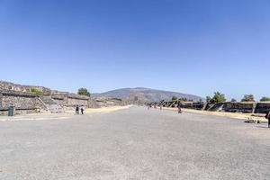 mexiko-stadt, mexiko - 30. januar 2019 - tourist bei teotihuacan pyramide mexiko foto