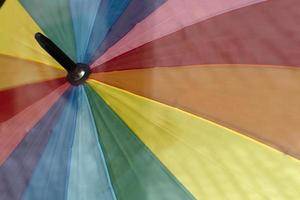 Regenschirm mit Regenbogenfahne aus nächster Nähe foto