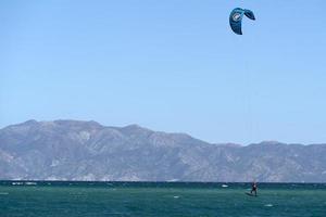 la ventana, mexiko - 16. februar 2020 - kitesurfen am windigen strand foto