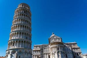 schiefer turm und kuppel von pisa foto