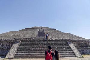 mexiko-stadt, mexiko - 30. januar 2019 - touristenklettern teotihuacan pyramide mexiko foto