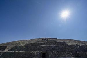 mexiko-stadt, mexiko - 30. januar 2019 - tourist bei teotihuacan pyramide mexiko foto