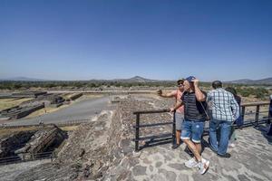 mexiko-stadt, mexiko - 30. januar 2019 - tourist bei teotihuacan pyramide mexiko foto