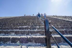 mexiko-stadt, mexiko - 30. januar 2019 - touristenklettern teotihuacan pyramide mexiko foto