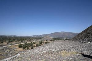 mexiko-stadt, mexiko - 30. januar 2019 - tourist bei teotihuacan pyramide mexiko foto