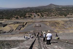 mexiko-stadt, mexiko - 30. januar 2019 - tourist bei teotihuacan pyramide mexiko foto