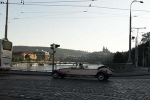 prag, tschechische republik - 15. juli 2019 - altmodische autos in der stadt sind im sommer voller touristen foto