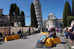 Pisa, Italien - 26. September 2017 - Anti-Terror-Barriere in der berühmten Schiefen Turmstadt foto