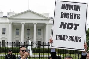 Washington DC, USA - 26. April 2019 - Demonstration gegen Trump im Weißen Haus foto