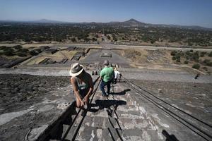 mexiko-stadt, mexiko - 30. januar 2019 - tourist bei teotihuacan pyramide mexiko foto