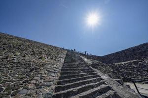 tourist bei teotihuacan pyramide mexiko foto