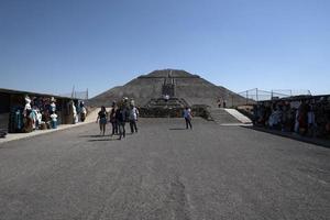 mexiko-stadt, mexiko - 30. januar 2019 - tourist bei teotihuacan pyramide mexiko foto