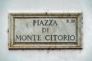 piazza di montecitorio rom straßenschild foto