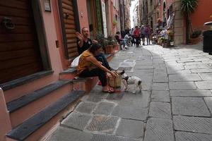 portovenere, italien - 24. september 2017 - viele touristen im malerischen italienischen dorf foto