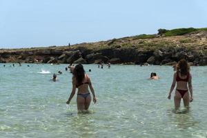 noto, italien - 18. juli 2020 - calamosche strand voller menschen ohne soziale distanzierung nach der coronavirus-quarantäne foto